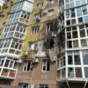 Беспилотник врезался в жилой дом в Воронеже. Телеграм-каналы опубликовали фото и видео, предположительно, с места происшествия.