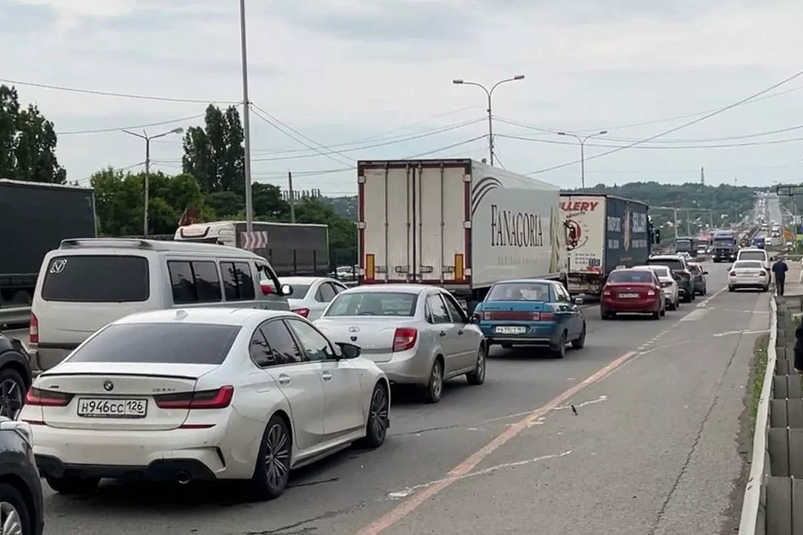 Столкнулись три легковых автомобиля и блокировали М4 «Дон»