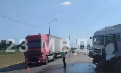 Пробка длиной 10 километров растянулась на 1283-м километре трассы М4 «Дон» в районе Кореновска Краснодарского края. Причина — ДТП на 1283-м километре трассы М4 в Кореновске. Фото ГИБДД Краснодарского края.