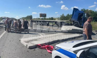 Рядом с Каменском легковушку с детьми сбросила с трассы М4 «Дон» груженая фура