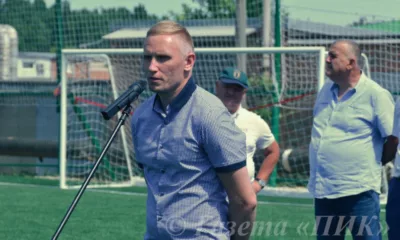 Александр Данцев помогает ремонтировать футбольное поле в Каменске.