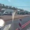 Трасса М4 стоит в пробке в районе Миллерова Ростовской области: из-за ремонта дороги вероятны ежедневные до 30 ноября.