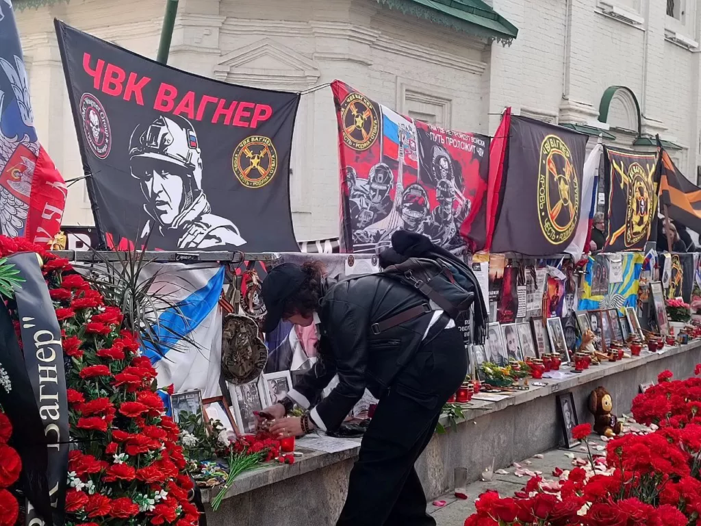 Фото с сайта pravda.ru. 1 октября 2023 г. в центре Москвы возле храма на Варварке. Во многих городах России граждане по православной традиции на 40-й день почтили память Евгения Пригожина, Дмитрия Уткина, всех погибших бойцов ЧВК «Вагнер» и жертв авиакатастрофы 23 августа.