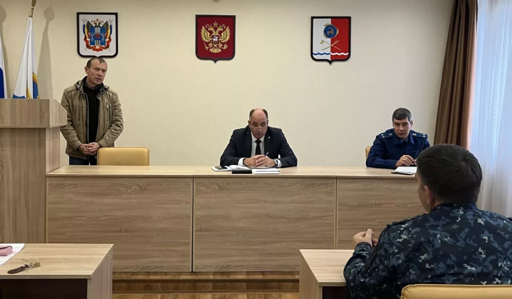 Из крана рыбный запахВ Каменске введен режим ЧС из-за непригодности воды