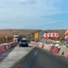 Калиновая балка. Закрыты две полосы движения. В Калиновой балке автомобили идут по одной полосе движения на север и на юг.