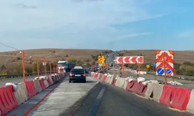 Калиновая балка. Закрыты две полосы движения. В Калиновой балке автомобили идут по одной полосе движения на север и на юг.