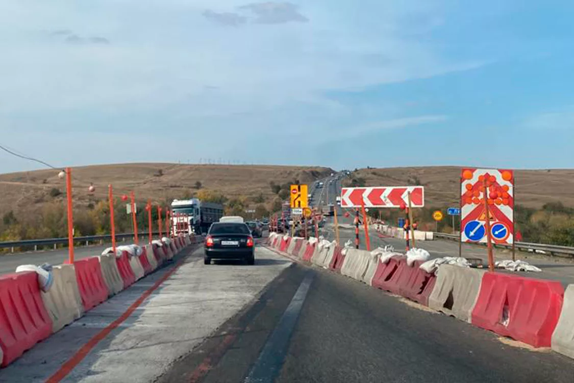 Калиновая балка. Закрыты две полосы движения. В Калиновой балке автомобили идут по одной полосе движения на север и на юг.