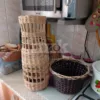 Посуда из макулатуры. Жители Каменска и Каменского района делают из макулатуры вазы, хлебницы и другую кухонную посуду.