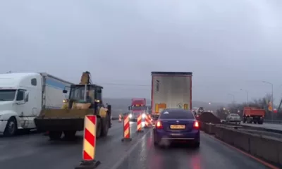Сегодня утром из-за ДТП перекрыто движение на трассе М4 в Воронежской области на Обходе Лосева и Павловска в сторону Ростова-на-Дону; из-за ДТП и ремонтных работ на трассе М4 Дон ежедневно образуются многокилометровые пробки; на фото: ремонт моста на 930 км