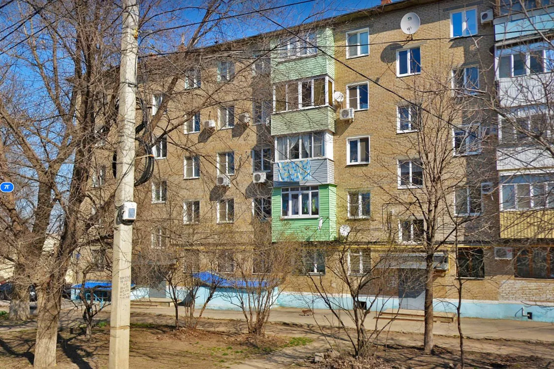 В Каменске женщина покончила с собой, выпав из окна