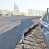 На виадуке в мкр. Заводском, по которому объезжают пробку на трассе М4 «Дон», образовалась огромная промоина под дорогой.