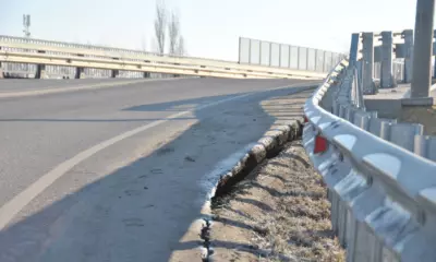 На виадуке в мкр. Заводском, по которому объезжают пробку на трассе М4 «Дон», образовалась огромная промоина под дорогой.