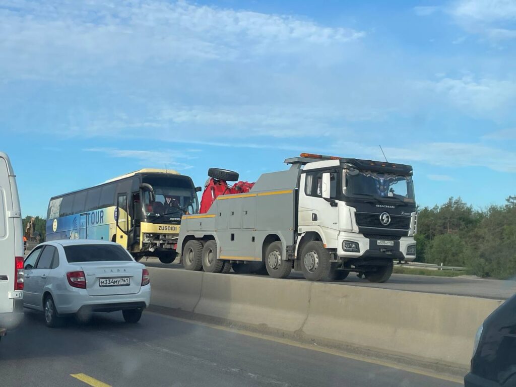 На 981 км трассы М4 автобус перекрыл движение