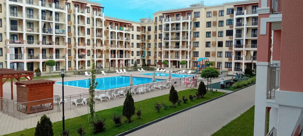А это сам апарт-отель. Египет на минималках. Такие сейчас строятся на юге везде.