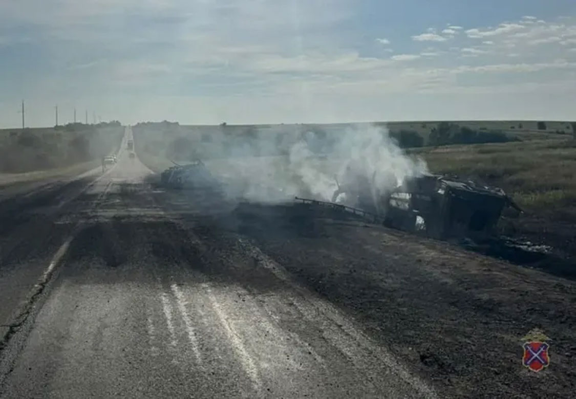 Бензовоз опрокинулся и загорелся на трассе Р-260
