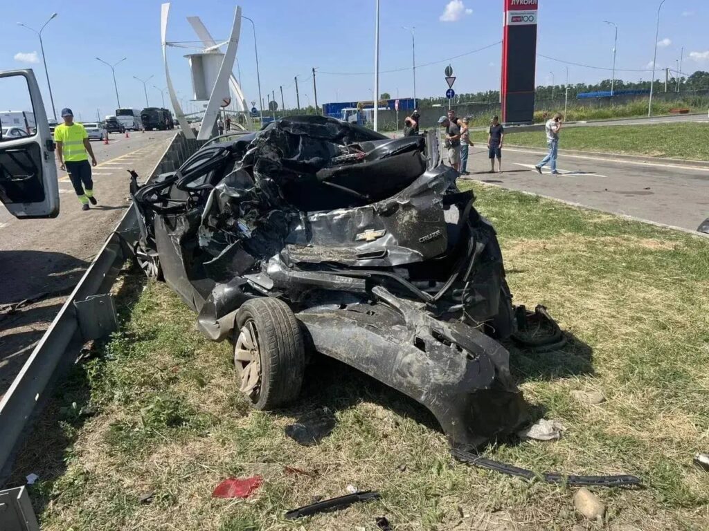 Фура на 1311-м км М-4 «Дон» устроила массовую аварию грузовик смял несколько легковушек