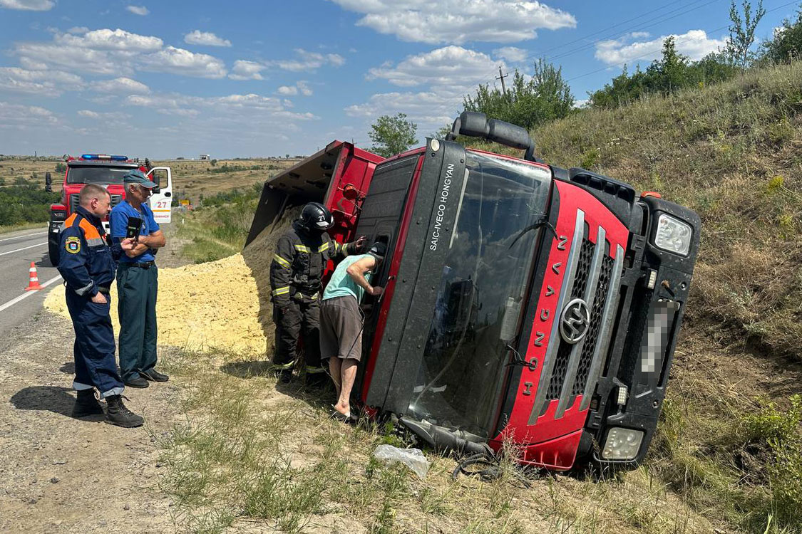 На трассе Р‑260 в Каменском районе перевернулся большегруз