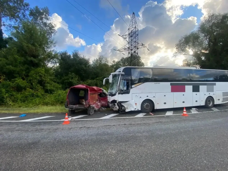 Два человека погибли в ДТП с автобусом на трассе М-4 в Краснодарском крае
